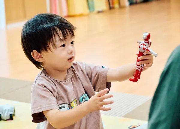 先生と過ごす子どもたち