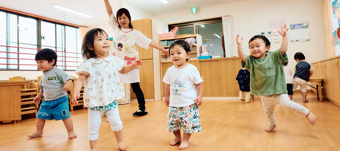 先生と一緒に過ごす子ども