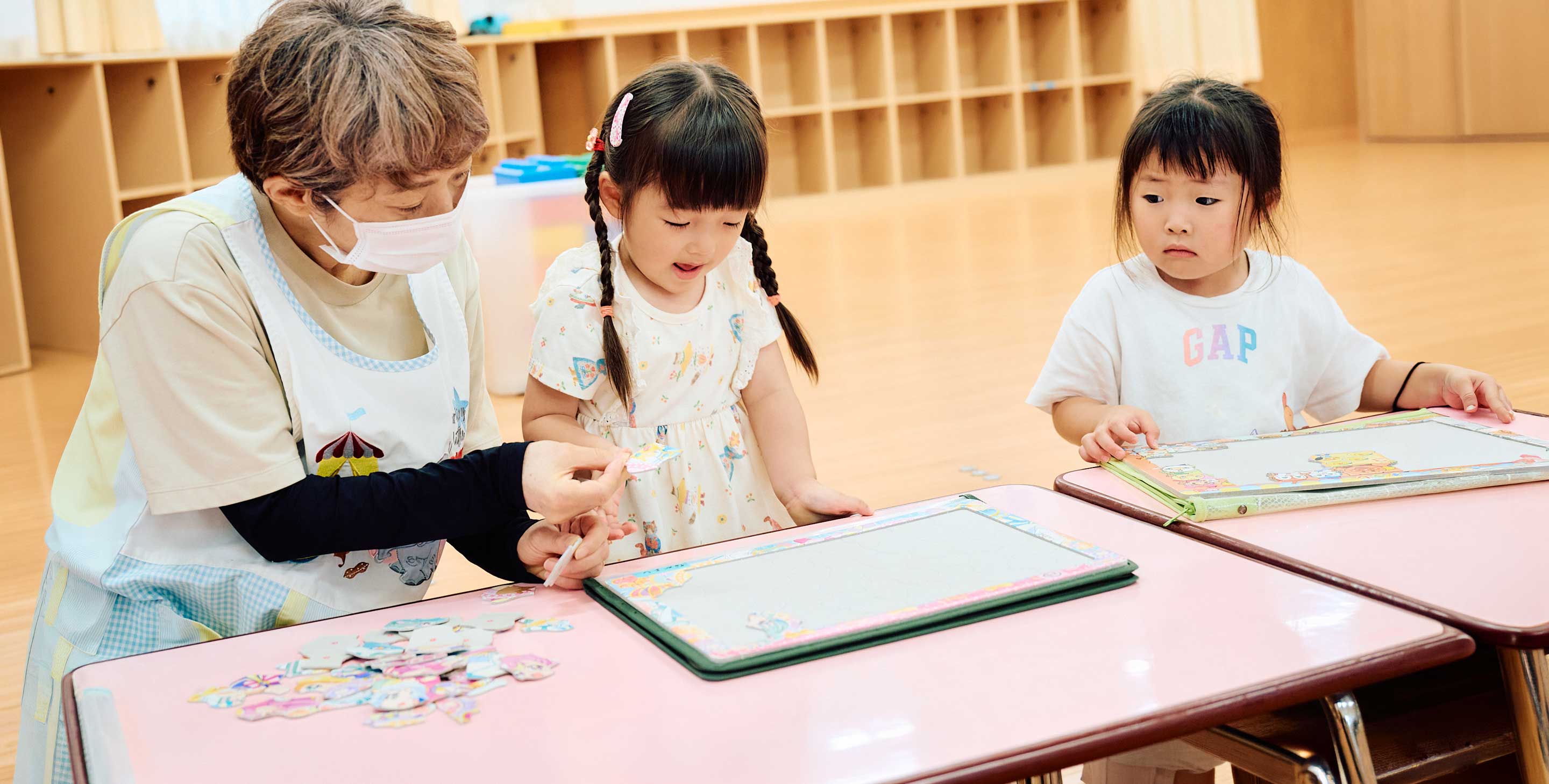 預かり保育で先生や友だちと過ごす子どもたち
