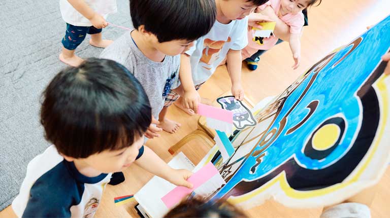 親子で園の活動を体験する様子