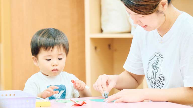 製作活動を楽しむ子どもたち