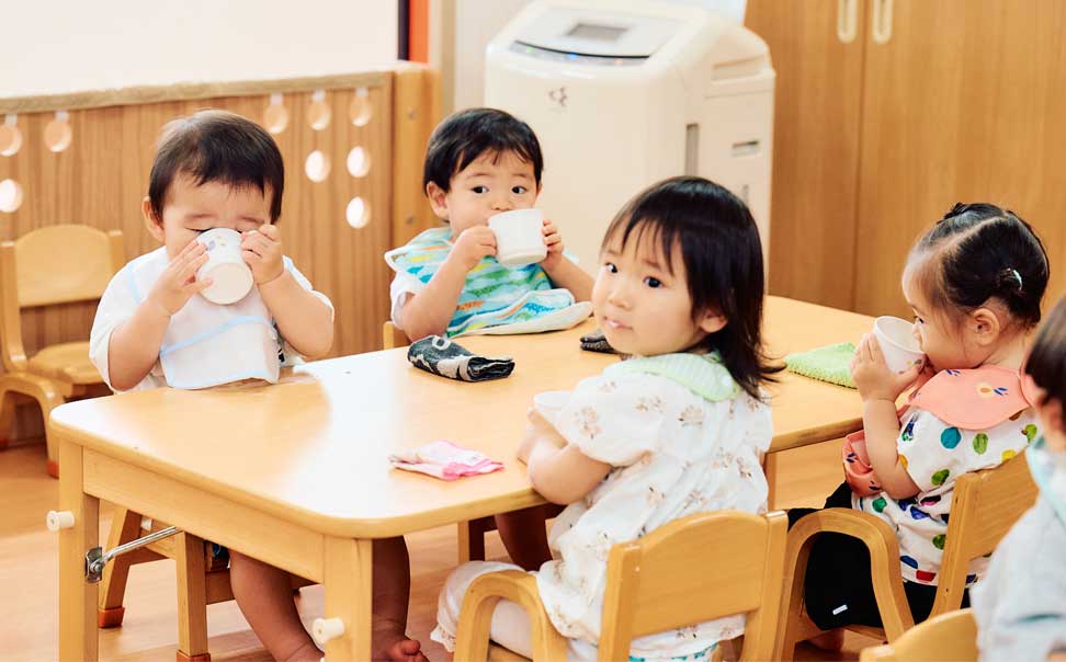 食事を楽しむ子どもたち