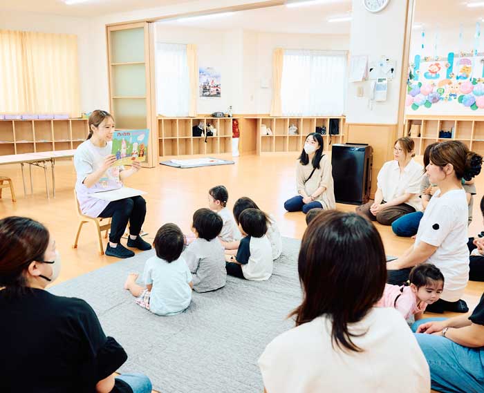 親子で園体験に参加する様子