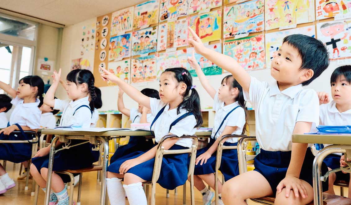 机に向かって学びに取り組む子どもたち