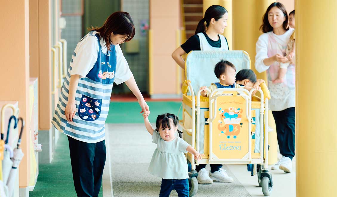チーム保育で子どもたちを見守る先生