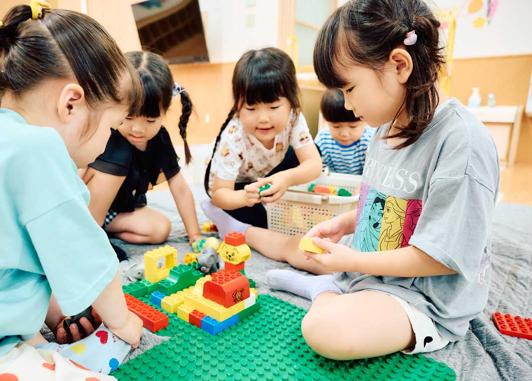 先生と過ごす子どもたち