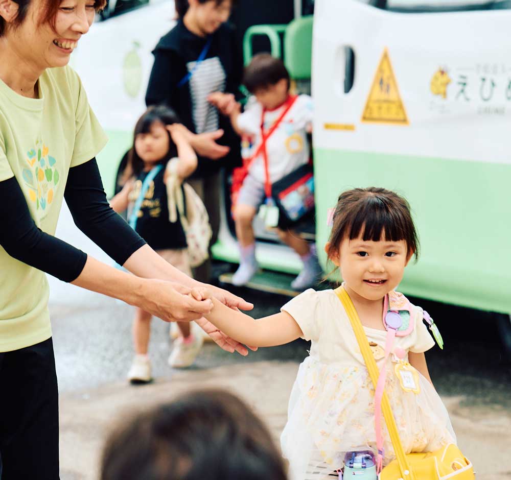 子どもの作品を一緒に見る先生と保護者