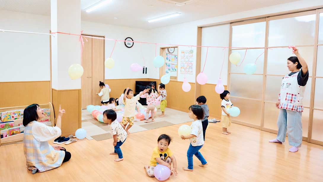 複数の職員が子どもたちを見守る保育の様子
