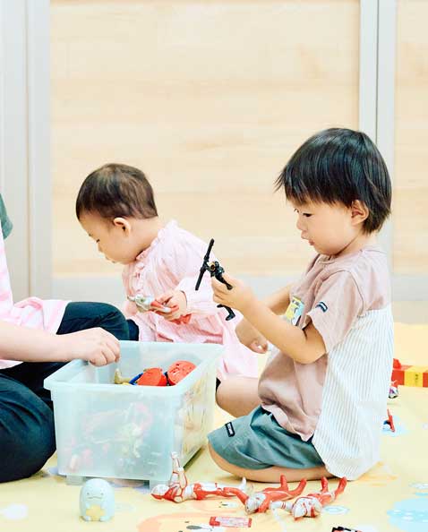先生と一緒に園で過ごす子どもたち