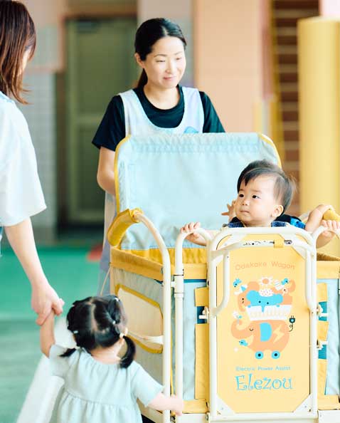 先生と一緒に散歩を楽しむ子どもたち