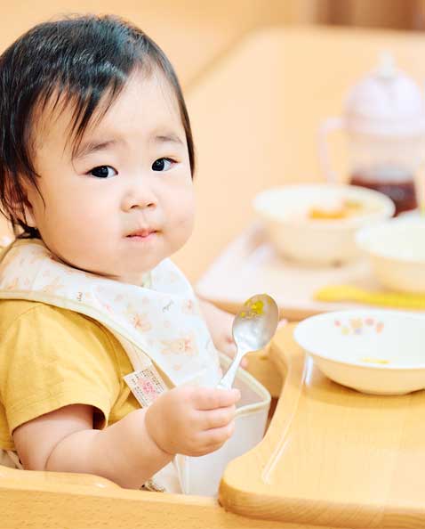 園で給食を食べる子どもたち