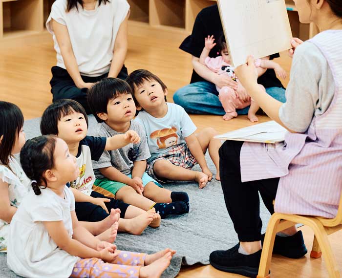おもちゃで遊ぶ園児
