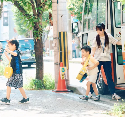 子どもの作品を一緒に見る先生と保護者