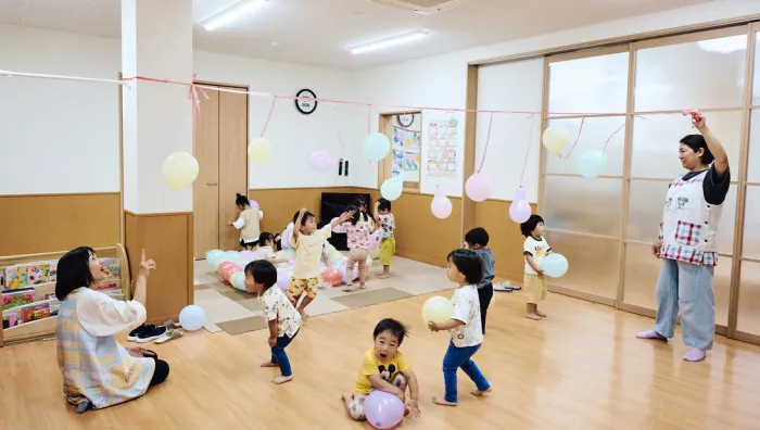 複数の職員が子どもたちを見守る保育の様子