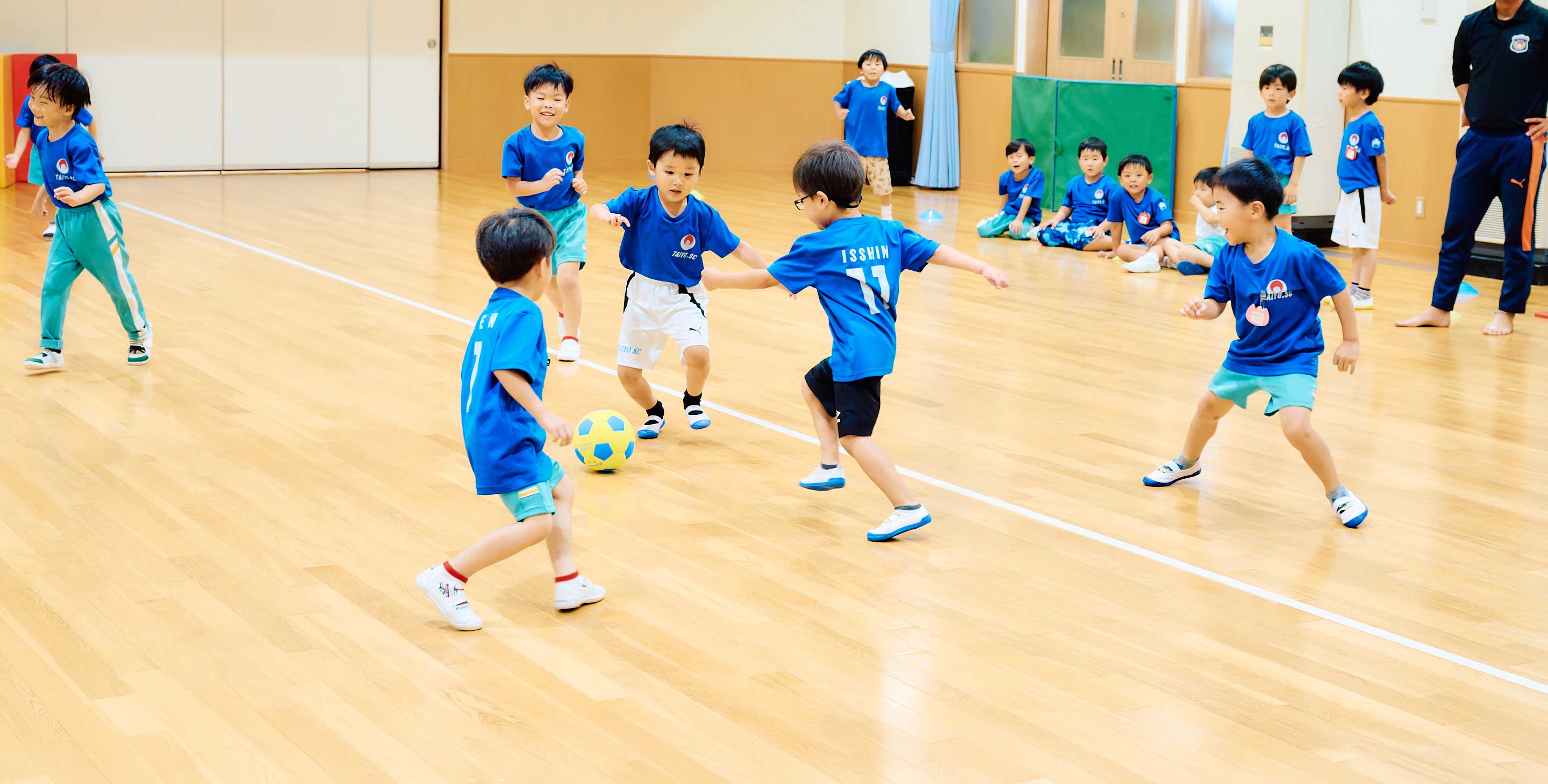 専門講師による課外教室に参加する子どもたち