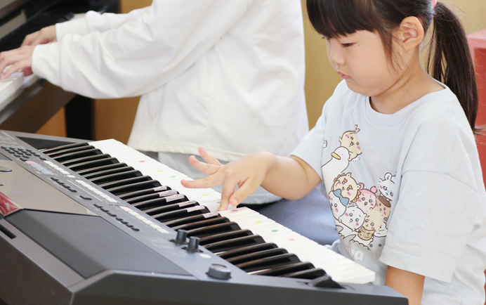 音楽教室でキーボードを演奏する子ども