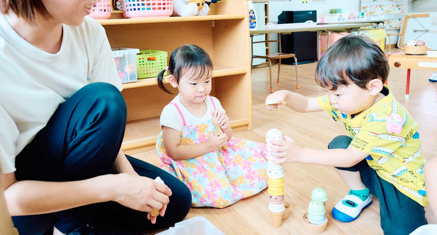 先生に見守られながら過ごす子ども