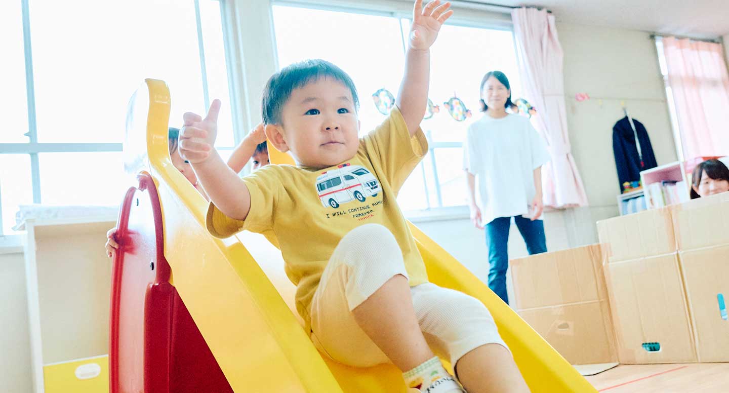 友だちと一緒に活動する子どもたち