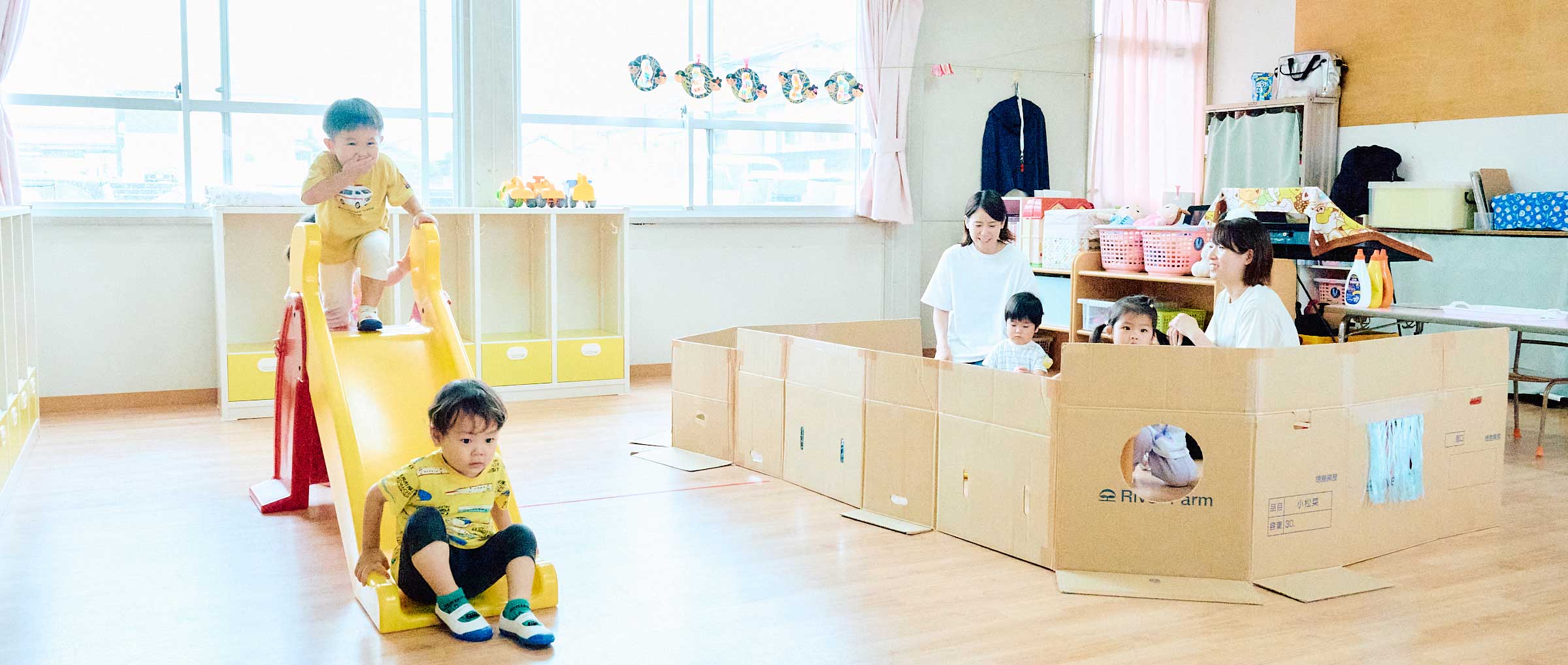 友だちと一緒に活動する満3歳児クラスの子どもたち