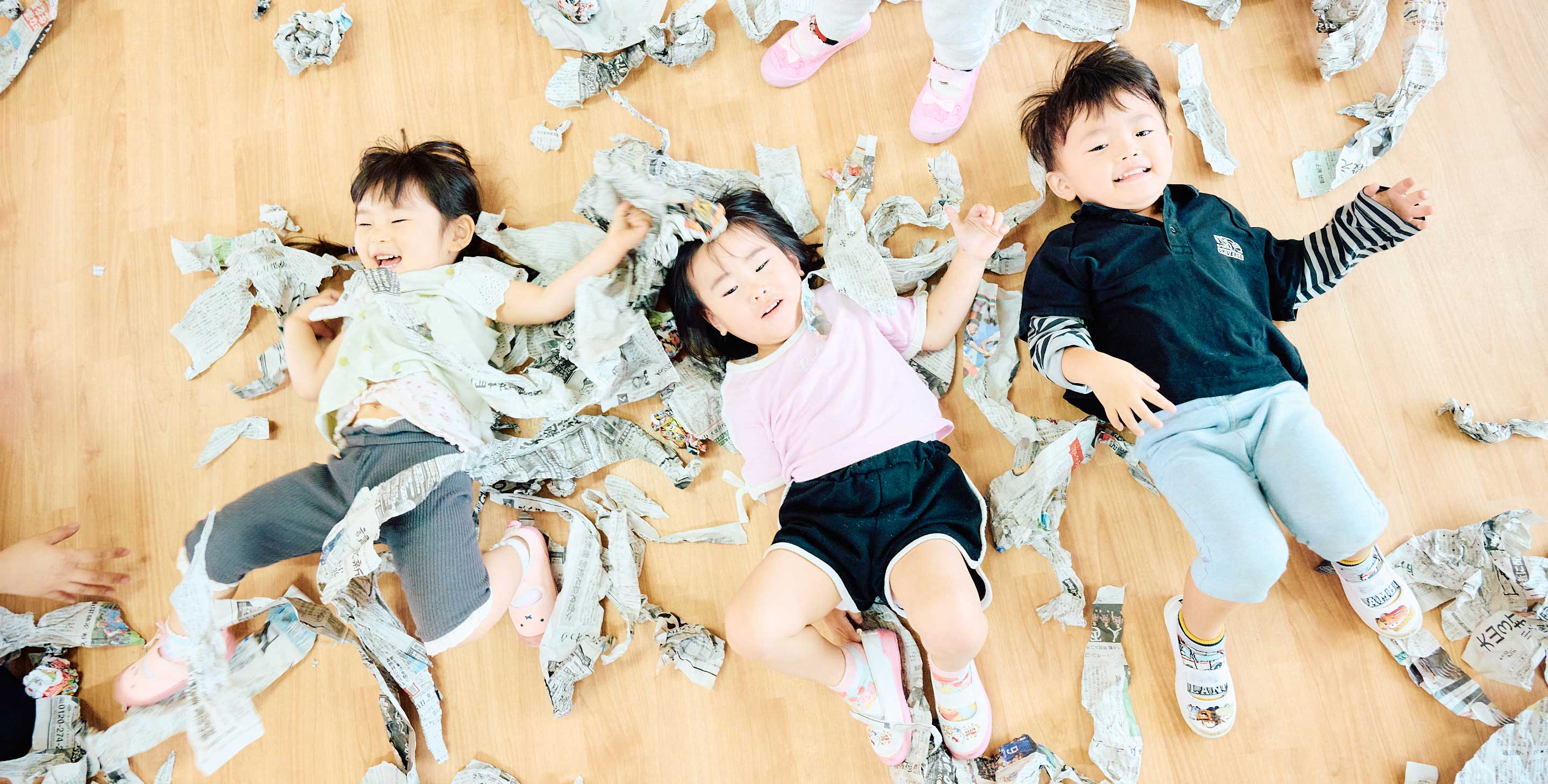 先生と一緒に過ごす満3歳児クラスの子どもたち