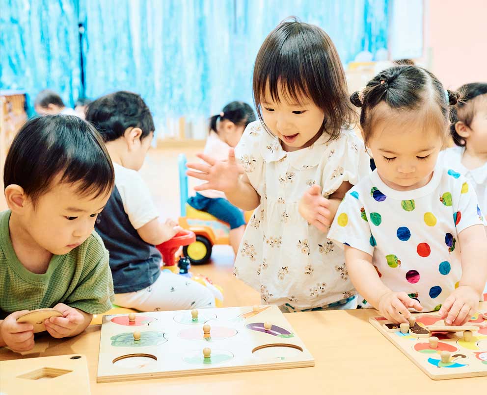 友だちと関わり合う子どもたち