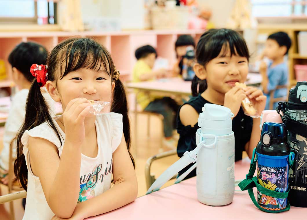 友だちと過ごす子どもたち