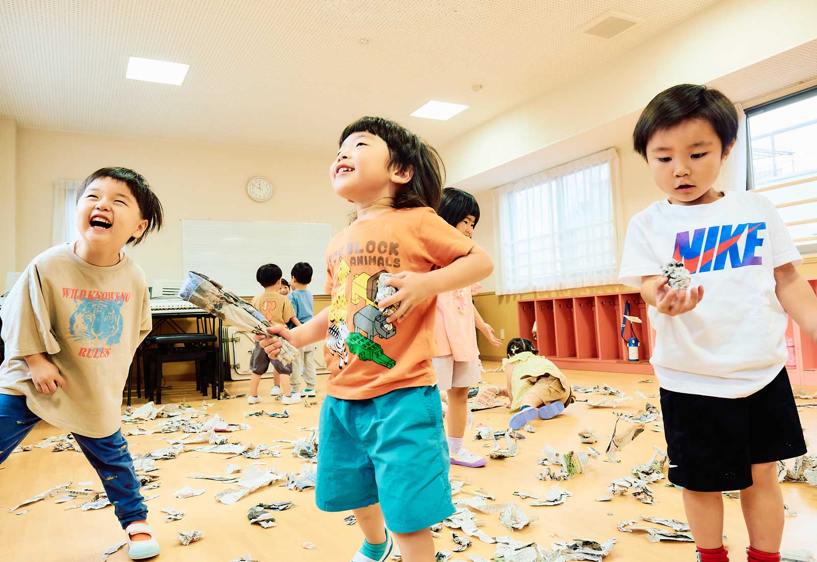 夢中になって遊びに取り組む子どもたち