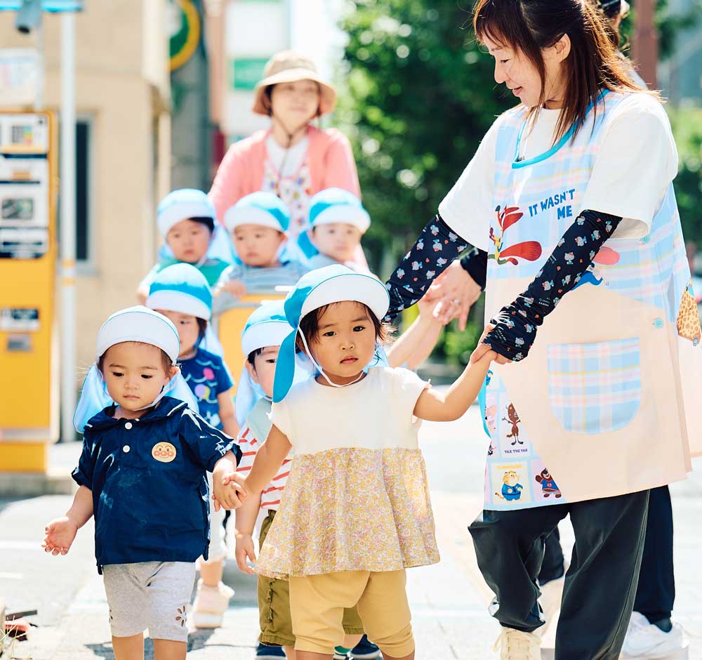 子どもの作品を一緒に見る先生と保護者