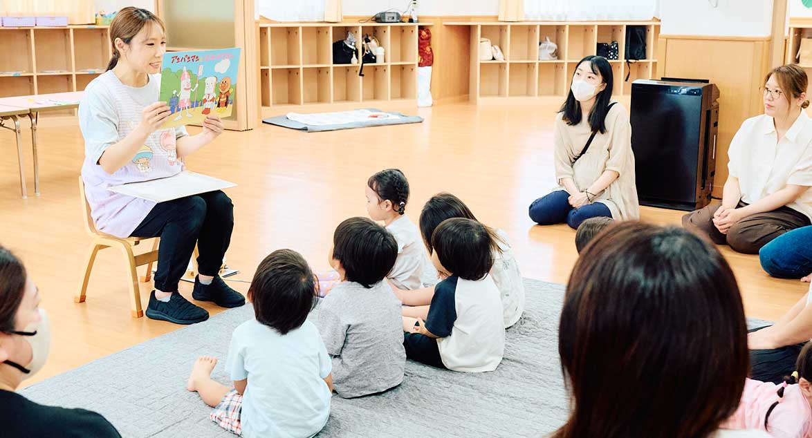 先生と一緒に活動する親子と子どもたち