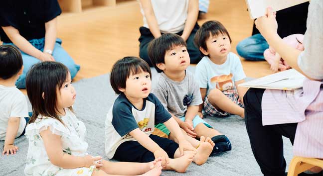 先生と一緒に園で活動する子どもたち