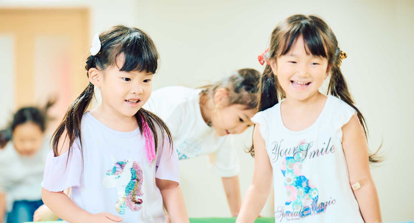友だちと一緒に活動する子どもたち