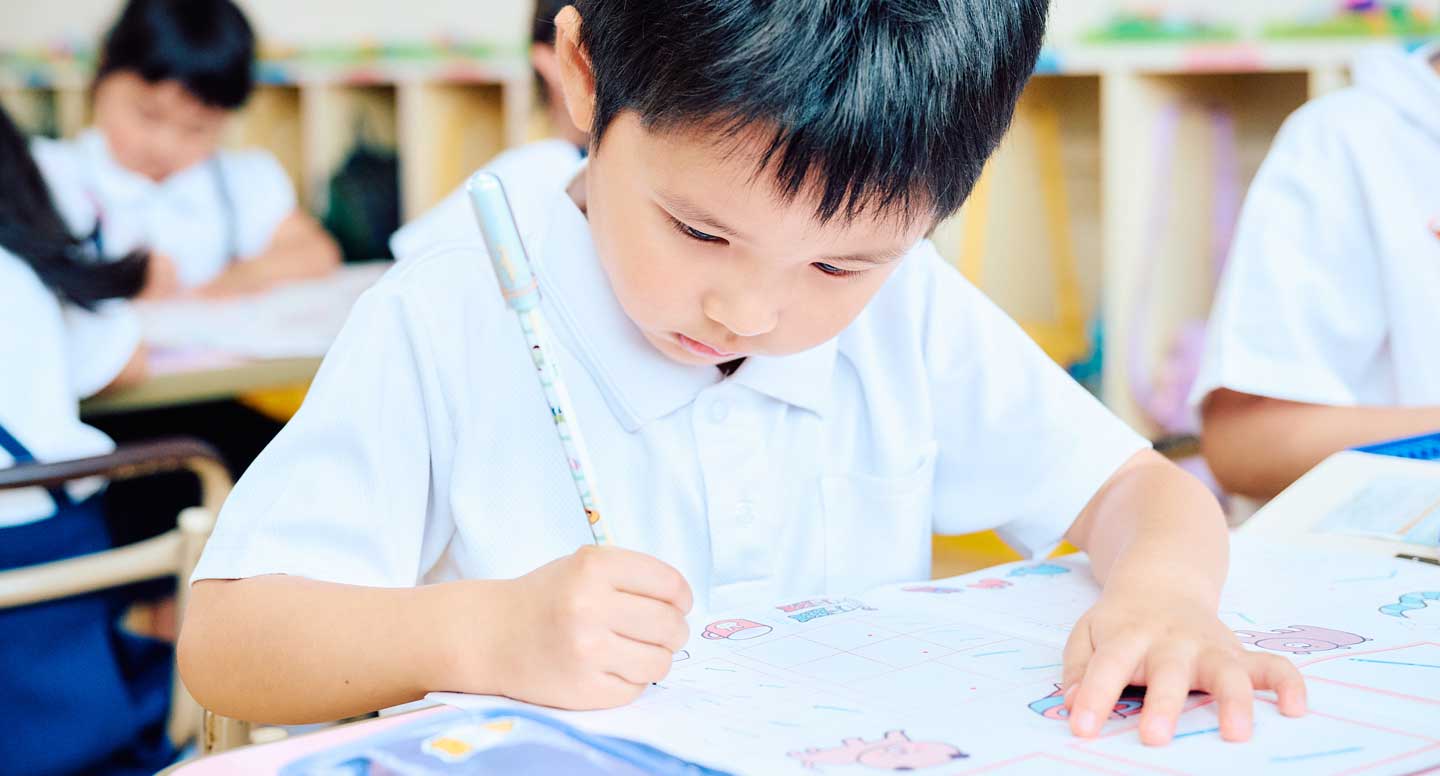 机に向かって製作に取り組む子どもたち