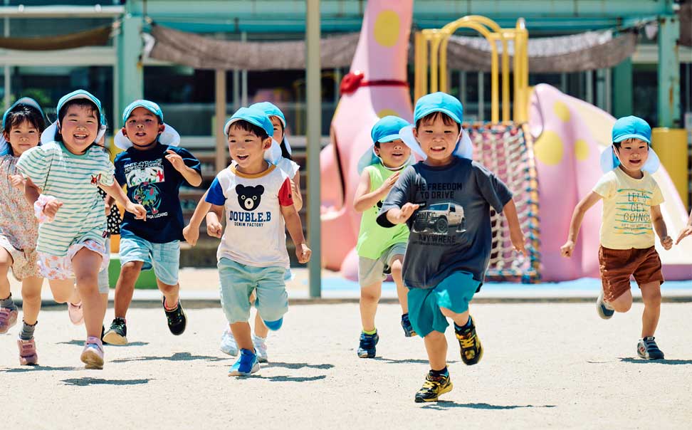 園外で自然に触れる子どもたち