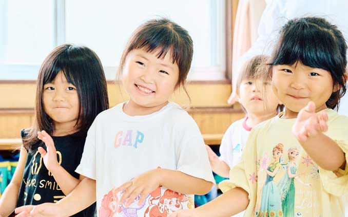 先生に見守られながら園生活を送る年少児